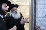 כ"ק אדמו"ר מדושינסקיא שליט"א ביי קביעת מזוזה ביי די נייע זאל אין מיידל שולע "בנות אסתר" דושינסקיא ירושלים