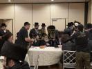 כ"ק אדמו"רים מראחמסטריווקא פון בארא פארק און אוק ענד וויין שליט"א פון לעיקוואוד באטייליגן זיך ביי די חתונה פאר די טאכטער ​​פון רבי שמעון גרינוואלד, וועלכער האט געדינט אלס דער געטרייער גבאי פונעם ראחמסטריווקא רבי ז"ל.
