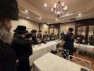 כ"ק אדמו"רים מראחמסטריווקא פון בארא פארק און אוק ענד וויין שליט"א פון לעיקוואוד באטייליגן זיך ביי די חתונה פאר די טאכטער ​​פון רבי שמעון גרינוואלד, וועלכער האט געדינט אלס דער געטרייער גבאי פונעם ראחמסטריווקא רבי ז"ל.