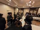כ"ק אדמו"רים מראחמסטריווקא פון בארא פארק און אוק ענד וויין שליט"א פון לעיקוואוד באטייליגן זיך ביי די חתונה פאר די טאכטער ​​פון רבי שמעון גרינוואלד, וועלכער האט געדינט אלס דער געטרייער גבאי פונעם ראחמסטריווקא רבי ז"ל.