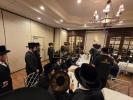 כ"ק אדמו"רים מראחמסטריווקא פון בארא פארק און אוק ענד וויין שליט"א פון לעיקוואוד באטייליגן זיך ביי די חתונה פאר די טאכטער ​​פון רבי שמעון גרינוואלד, וועלכער האט געדינט אלס דער געטרייער גבאי פונעם ראחמסטריווקא רבי ז"ל.