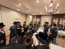 כ"ק אדמו"רים מראחמסטריווקא פון בארא פארק און אוק ענד וויין שליט"א פון לעיקוואוד באטייליגן זיך ביי די חתונה פאר די טאכטער ​​פון רבי שמעון גרינוואלד, וועלכער האט געדינט אלס דער געטרייער גבאי פונעם ראחמסטריווקא רבי ז"ל.