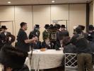 כ"ק אדמו"רים מראחמסטריווקא פון בארא פארק און אוק ענד וויין שליט"א פון לעיקוואוד באטייליגן זיך ביי די חתונה פאר די טאכטער ​​פון רבי שמעון גרינוואלד, וועלכער האט געדינט אלס דער געטרייער גבאי פונעם ראחמסטריווקא רבי ז"ל.