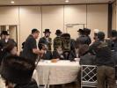 כ"ק אדמו"רים מראחמסטריווקא פון בארא פארק און אוק ענד וויין שליט"א פון לעיקוואוד באטייליגן זיך ביי די חתונה פאר די טאכטער ​​פון רבי שמעון גרינוואלד, וועלכער האט געדינט אלס דער געטרייער גבאי פונעם ראחמסטריווקא רבי ז"ל.