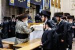 פארשפיל און שטריימל לייגן ביי א אייניקל פון כ"ק אדמו"ר מבאבוב שליט"א 