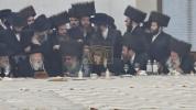 כ"ק אדמו"ר מגור שליט"א באטייליגט זיך ביי א שבע ברכות בשמחת בית סאטמאר 