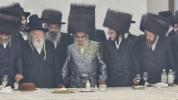 כ"ק אדמו"ר מגור שליט"א באטייליגט זיך ביי א שבע ברכות בשמחת בית סאטמאר 