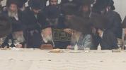 כ"ק אדמו"ר מגור שליט"א באטייליגט זיך ביי א שבע ברכות בשמחת בית סאטמאר 