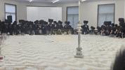 כ"ק אדמו"ר מגור שליט"א באטייליגט זיך ביי א שבע ברכות בשמחת בית סאטמאר 