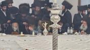 כ"ק אדמו"ר מגור שליט"א באטייליגט זיך ביי א שבע ברכות בשמחת בית סאטמאר 