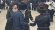 Main image for כ"ק אדמו"ר מקארלין סטולין שליט"א טאנצט ביי די חתונה פון א אייניקל פון אחיו כ"ק אדמו"ר מלוצק שליט"א 
