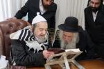 הגאון רבי יהושע דוד טורצין שליט"א מנהיג קהילת הפרושים באזוכט ביי הרה"ק רבי יעקב מאיר שעכטער שליט"א נאך א ברית