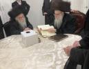   הגה"צ דומ"ץ צאנז קלויזענבורג וומס"ב שליט"א ביי כ"ק מרן אדמו"ר מצאנז קלויזענבורג שליט"א מיט די נייע ספר משנת אפרים על הש"ס פון אביו הגה"צ רבי אפרים פישל הערשקאוויטש זצ"ל דומ"ץ צאנז קלויזענבורג וומס"ב