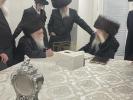   הגה"צ דומ"ץ צאנז קלויזענבורג וומס"ב שליט"א ביי כ"ק מרן אדמו"ר מצאנז קלויזענבורג שליט"א מיט די נייע ספר משנת אפרים על הש"ס פון אביו הגה"צ רבי אפרים פישל הערשקאוויטש זצ"ל דומ"ץ צאנז קלויזענבורג וומס"ב