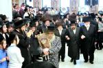 כ"ק אדמו"ר מסאטמאר שליט"א ביים שמחת הכנס"ת וואס איז אריינגעגעבן געווארן דורך הרבני הנגיד ר' אברהם בראך הי"ו בהיכל ישיבה לצעירים אין וומ"ס.