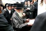 כ"ק אדמו"ר מסאטמאר שליט"א ביים שמחת הכנס"ת וואס איז אריינגעגעבן געווארן דורך הרבני הנגיד ר' אברהם בראך הי"ו בהיכל ישיבה לצעירים אין וומ"ס.