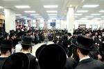 כ"ק אדמו"ר מסאטמאר שליט"א ביים שמחת הכנס"ת וואס איז אריינגעגעבן געווארן דורך הרבני הנגיד ר' אברהם בראך הי"ו בהיכל ישיבה לצעירים אין וומ"ס.