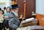 כ"ק אדמו"ר מסאטמאר שליט"א ביים שמחת הכנס"ת וואס איז אריינגעגעבן געווארן דורך הרבני הנגיד ר' אברהם בראך הי"ו בהיכל ישיבה לצעירים אין וומ"ס.