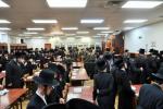 כ"ק אדמו"ר מסאטמאר שליט"א ביים שמחת הכנס"ת וואס איז אריינגעגעבן געווארן דורך הרבני הנגיד ר' אברהם בראך הי"ו בהיכל ישיבה לצעירים אין וומ"ס.
