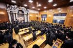 כ"ק מרן אדמו"ר מצאנז קלויזענבורג שליט"א טרעט אויף מיט א דרשה פאר די תלמידי ישיבת צאנז קלויזענבורג
