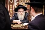 כ"ק מרן אדמו"ר מצאנז קלויזענבורג שליט"א טרעט אויף מיט א דרשה פאר די תלמידי ישיבת צאנז קלויזענבורג