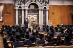כ"ק מרן אדמו"ר מצאנז קלויזענבורג שליט"א טרעט אויף מיט א דרשה פאר די תלמידי ישיבת צאנז קלויזענבורג