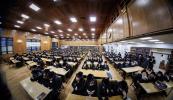 כ"ק מרן אדמו"ר מצאנז קלויזענבורג שליט"א טרעט אויף מיט א דרשה פאר די תלמידי ישיבת צאנז קלויזענבורג