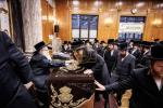 כ"ק מרן אדמו"ר מצאנז קלויזענבורג שליט"א טרעט אויף מיט א דרשה פאר די תלמידי ישיבת צאנז קלויזענבורג