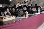 מעמד חומש סעודה פאר תלמידי כתה א' תלמוד תורה 'קדושת התורה סאדיגורא' בראשות כ"ק אדמו''ר מסאדיגורא שליט"א ובהשתתפות כ"ק אדמו''ר מראחמיסטריווקא שליט"א.