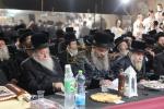 מעמד חומש סעודה פאר תלמידי כתה א' תלמוד תורה 'קדושת התורה סאדיגורא' בראשות כ"ק אדמו''ר מסאדיגורא שליט"א ובהשתתפות כ"ק אדמו''ר מראחמיסטריווקא שליט"א.