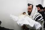  שמחת הברית פאר א אור אייניקל פון הרה"ק רבי יעקב מאיר שעכטער שליט"א בן הנולד ביים אייניקל הרב מרדכי געווירץ שליט"א
