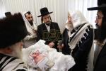  שמחת הברית פאר א אור אייניקל פון הרה"ק רבי יעקב מאיר שעכטער שליט"א בן הנולד ביים אייניקל הרב מרדכי געווירץ שליט"א