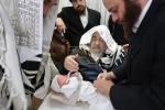 שמחת הברית פאר א אור אייניקל פון הרה"ק רבי יעקב מאיר שעכטער שליט"א בן הנולד ביים אייניקל הרב מרדכי געווירץ שליט"א