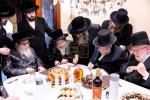 הערליכע מעמד חתימת שטרות פארגעקומען אין שטוב פונעם נדבן הרבני הנגיד ר' דוד ניישטאד הי"ו בהשתתפות כ"ק אדמו"ר מסאטמאר שליט"א און הגה"צ גאב"ד מאנסי שליט"א 