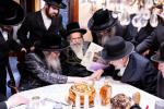 הערליכע מעמד חתימת שטרות פארגעקומען אין שטוב פונעם נדבן הרבני הנגיד ר' דוד ניישטאד הי"ו בהשתתפות כ"ק אדמו"ר מסאטמאר שליט"א און הגה"צ גאב"ד מאנסי שליט"א 
