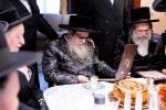 הערליכע מעמד חתימת שטרות פארגעקומען אין שטוב פונעם נדבן הרבני הנגיד ר' דוד ניישטאד הי"ו בהשתתפות כ"ק אדמו"ר מסאטמאר שליט"א און הגה"צ גאב"ד מאנסי שליט"א 