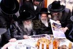 הערליכע מעמד חתימת שטרות פארגעקומען אין שטוב פונעם נדבן הרבני הנגיד ר' דוד ניישטאד הי"ו בהשתתפות כ"ק אדמו"ר מסאטמאר שליט"א און הגה"צ גאב"ד מאנסי שליט"א 