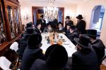 הערליכע מעמד חתימת שטרות פארגעקומען אין שטוב פונעם נדבן הרבני הנגיד ר' דוד ניישטאד הי"ו בהשתתפות כ"ק אדמו"ר מסאטמאר שליט"א און הגה"צ גאב"ד מאנסי שליט"א 