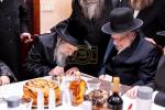 הערליכע מעמד חתימת שטרות פארגעקומען אין שטוב פונעם נדבן הרבני הנגיד ר' דוד ניישטאד הי"ו בהשתתפות כ"ק אדמו"ר מסאטמאר שליט"א און הגה"צ גאב"ד מאנסי שליט"א 