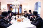 הערליכע מעמד חתימת שטרות פארגעקומען אין שטוב פונעם נדבן הרבני הנגיד ר' דוד ניישטאד הי"ו בהשתתפות כ"ק אדמו"ר מסאטמאר שליט"א און הגה"צ גאב"ד מאנסי שליט"א 