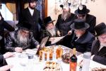 הערליכע מעמד חתימת שטרות פארגעקומען אין שטוב פונעם נדבן הרבני הנגיד ר' דוד ניישטאד הי"ו בהשתתפות כ"ק אדמו"ר מסאטמאר שליט"א און הגה"צ גאב"ד מאנסי שליט"א 