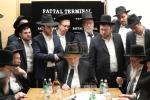 ראשי הישיבה שליט"א אין ארץ ישראל זענען מקבל פנים הגרמ"ה הירש שליט"א ראש ישיבת ישיבת סלבודקה ביים זיך צוריק קערן פון מגבית קרן עולם התורה