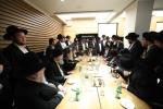 ראשי הישיבה שליט"א אין ארץ ישראל זענען מקבל פנים הגרמ"ה הירש שליט"א ראש ישיבת ישיבת סלבודקה ביים זיך צוריק קערן פון מגבית קרן עולם התורה