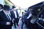 ראשי הישיבה שליט"א אין ארץ ישראל זענען מקבל פנים הגרמ"ה הירש שליט"א ראש ישיבת ישיבת סלבודקה ביים זיך צוריק קערן פון מגבית קרן עולם התורה