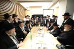 ראשי הישיבה שליט"א אין ארץ ישראל זענען מקבל פנים הגרמ"ה הירש שליט"א ראש ישיבת ישיבת סלבודקה ביים זיך צוריק קערן פון מגבית קרן עולם התורה