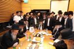 ראשי הישיבה שליט"א אין ארץ ישראל זענען מקבל פנים הגרמ"ה הירש שליט"א ראש ישיבת ישיבת סלבודקה ביים זיך צוריק קערן פון מגבית קרן עולם התורה