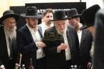 ראשי הישיבה שליט"א אין ארץ ישראל זענען מקבל פנים הגרמ"ה הירש שליט"א ראש ישיבת ישיבת סלבודקה ביים זיך צוריק קערן פון מגבית קרן עולם התורה