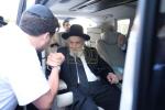 ראשי הישיבה שליט"א אין ארץ ישראל זענען מקבל פנים הגרמ"ה הירש שליט"א ראש ישיבת ישיבת סלבודקה ביים זיך צוריק קערן פון מגבית קרן עולם התורה