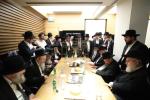 ראשי הישיבה שליט"א אין ארץ ישראל זענען מקבל פנים הגרמ"ה הירש שליט"א ראש ישיבת ישיבת סלבודקה ביים זיך צוריק קערן פון מגבית קרן עולם התורה
