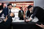 הערליכע הכנסת צוויי ספרי תורות פארגעקומען אין בירגאן ביעטש אין ברוקלין
